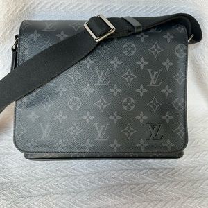 AUTHENTIC Louis Vuitton District messenger monogram eclipse canvas PM noir bag